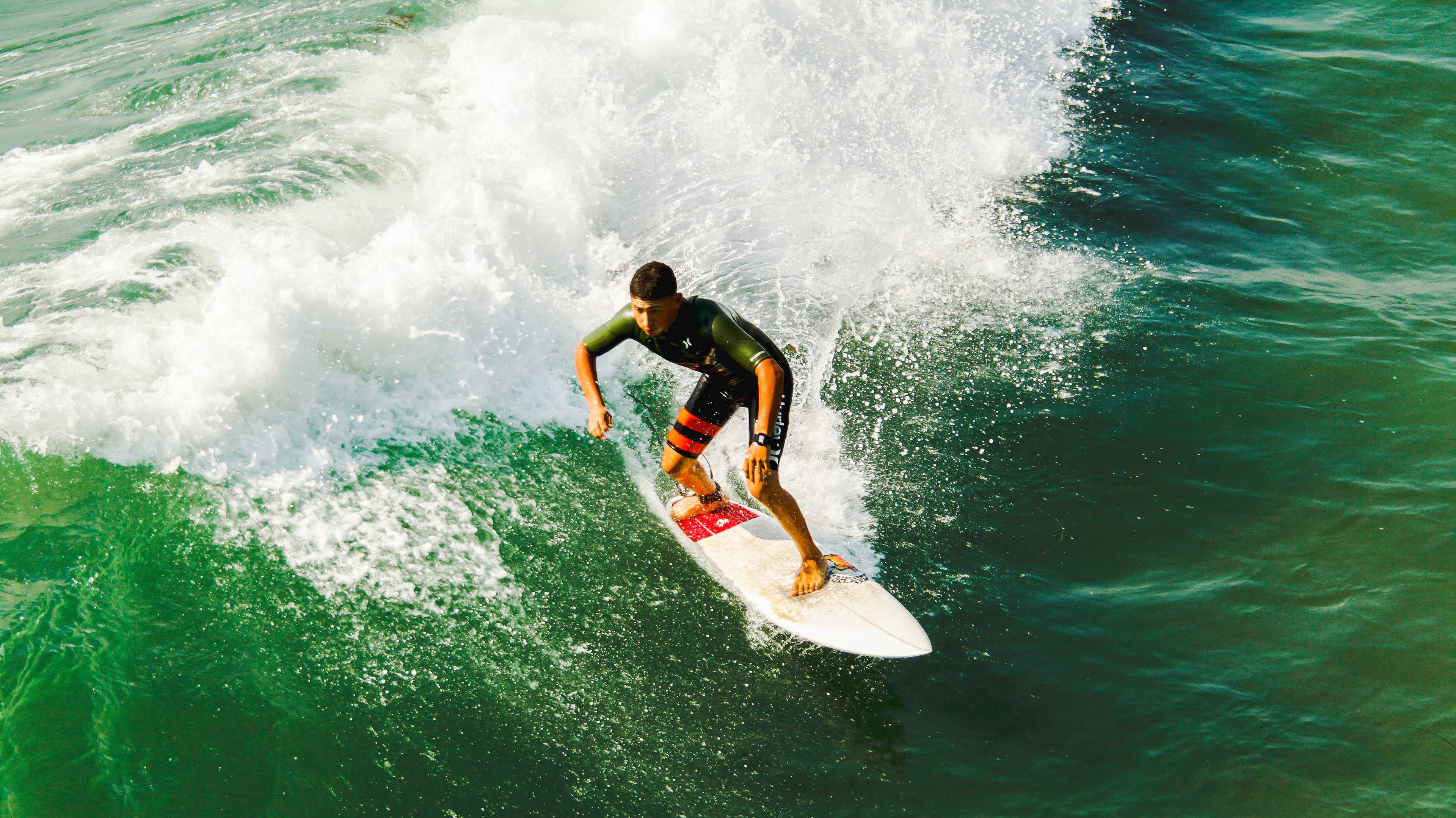 爱德华兹让比赛提前失去悬念,湖人带走新疆队,当狼王撕碎天山防线