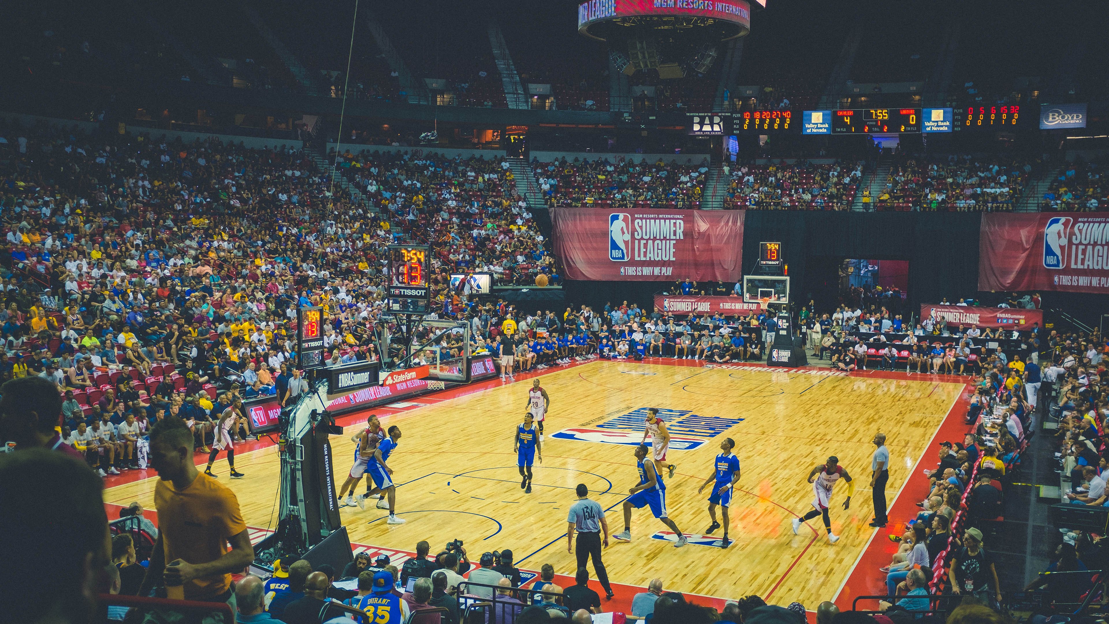 波兰稳稳拿下冰岛,托尼在年度焦点之战接管比赛